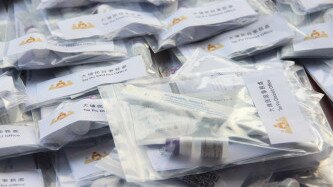 支援香港特區政府及慈善機構，向有需要市民派發快速抗原測試